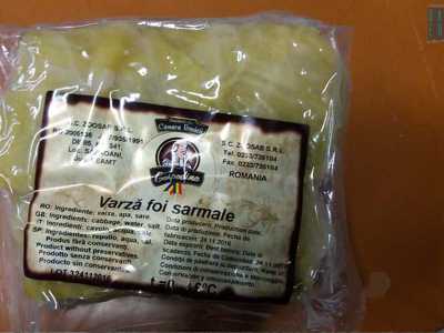 Per il sarmale si usano le foglie di verza in salamoia che si trova solo in questa salumeria ed � introvabile in Italia. La verza rumena viene fatta maturare pi� a lungo e le foglie sono pi� grandi e compatte e pi� saporite
